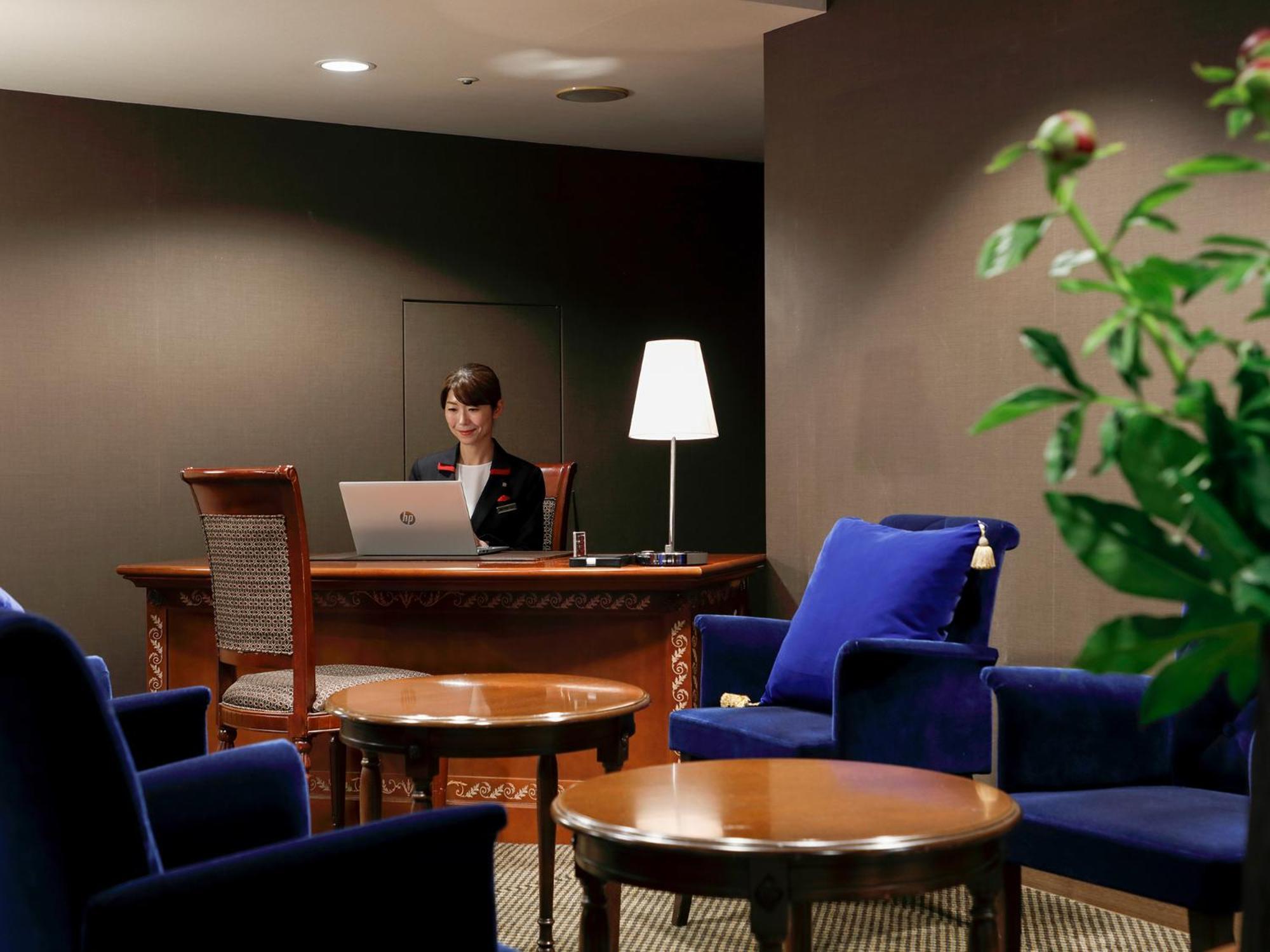 Premier Hotel -Tsubaki- Сапоро Екстериор снимка Concierge at the Mandarin Oriental, Tokyo